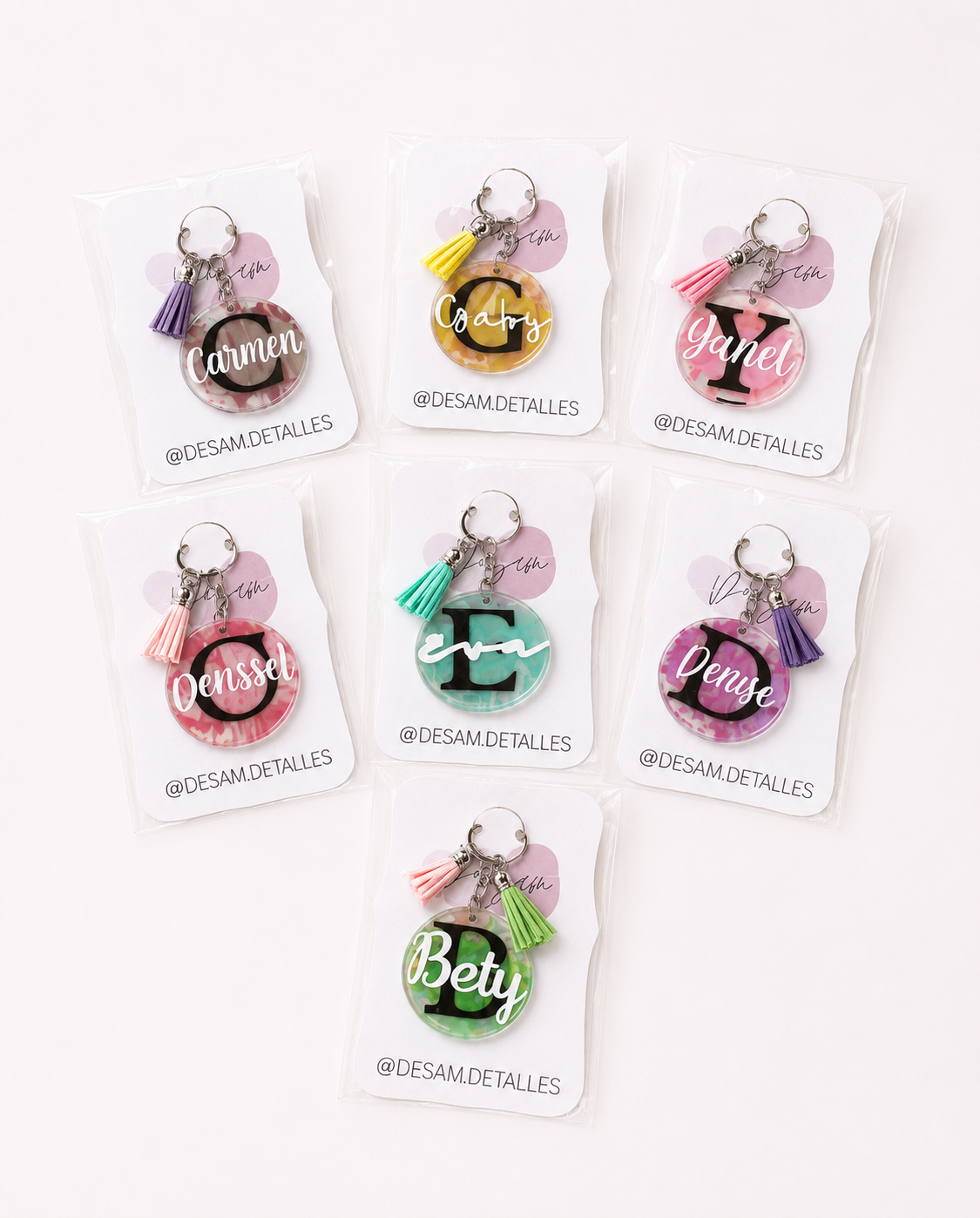 Llavero personalizado con nombre, inicial y borla decorativa - DeSam Detalles