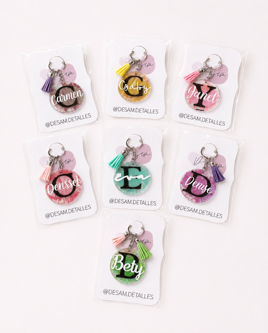 Llavero personalizado con nombre, inicial y borla decorativa - DeSam Detalles
